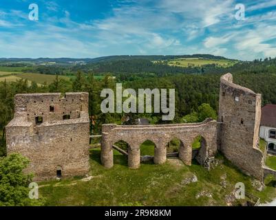Vista aerea del castello di Velhartice in Boemia con due palazzi gotici collegati da un ponte in pietra unico Foto Stock