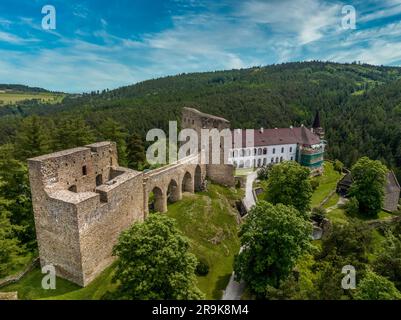 Vista aerea del castello di Velhartice in Boemia con due palazzi gotici collegati da un ponte in pietra unico Foto Stock