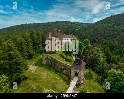 Vista aerea del castello di Velhartice in Boemia con due palazzi gotici collegati da un ponte in pietra unico Foto Stock