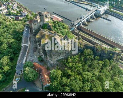 Vista aerea delle rovine del castello di Strekov vicino a Usti nad Labem sopra il fiume Elba in Cechia Foto Stock