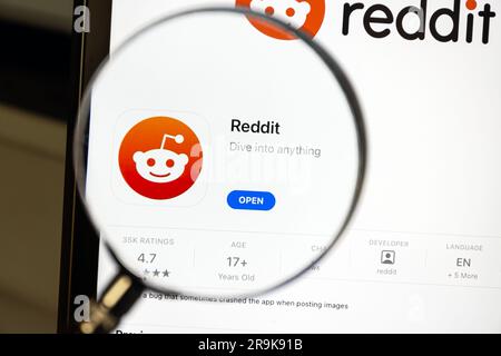 Ostersund, Svezia - 6 febbraio 2023: Applicazione Reddit su ipad. Reddit è un sito di aggregazione di notizie sociali, valutazione dei contenuti e discussione statunitense. Foto Stock