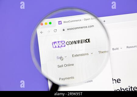 Ostersund, Svezia - Marte 1, 2023: La homepage di WooCommerce sullo schermo di un computer. WooCommerce è un plugin di e-commerce open source per WordPress. Foto Stock