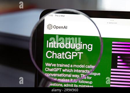 Ostersund, Svezia - Mars 2, 2023: OpenAI ChatGPT website on an ipad. ChatGPT è un chatbot lanciato da OpenAI. Foto Stock