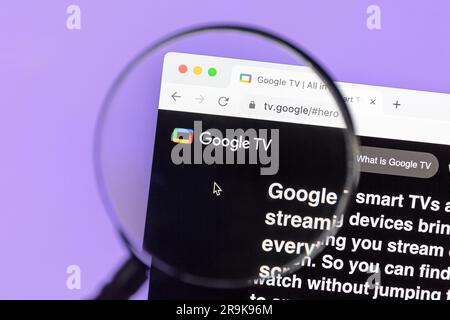 Ostersund, Svezia - Mars 14 2023: Sito web di Google TV sullo schermo di un computer. Google TV è un'interfaccia aggiornata di Android TV lanciata nel 2020 Foto Stock