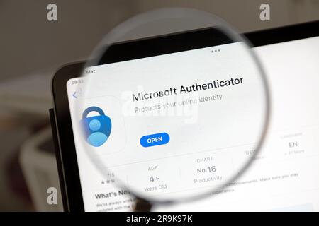 Ostersund, Svezia - Mars 16 2023: Applicazione Microsoft Authenticator su iPad. Microsoft Authenticator è l'app di autenticazione a due fattori di Microsoft. Foto Stock