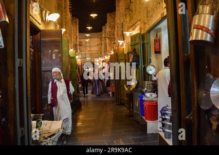 Doha, Qatar. 26 marzo 2023. La gente cammina al mercato tradizionale Souq Waqif davanti a Eid al-Adha nella capitale Doha in Qatar il 26 giugno 2023. Persone che accolgono Eid al-Adha con grande gioia, soprattutto nei mercati del Qatar, che si chiama Souq Waqif, dove è considerata una destinazione popolare per i turisti, che è densamente popolata da diversi paesi e che si sta preparando per i festival Eid al-Adha. (Foto di Mouneb Taim/INA Photo Agency/Sipa USA) credito: SIPA USA/Alamy Live News Foto Stock