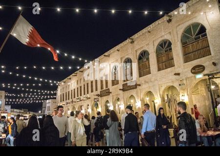 Doha, Qatar. 26 marzo 2023. La gente cammina al mercato tradizionale Souq Waqif davanti a Eid al-Adha nella capitale Doha in Qatar il 26 giugno 2023. Persone che accolgono Eid al-Adha con grande gioia, soprattutto nei mercati del Qatar, che si chiama Souq Waqif, dove è considerata una destinazione popolare per i turisti, che è densamente popolata da diversi paesi e che si sta preparando per i festival Eid al-Adha. (Foto di Mouneb Taim/INA Photo Agency/Sipa USA) credito: SIPA USA/Alamy Live News Foto Stock