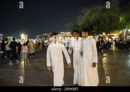 Doha, Qatar. 26 marzo 2023. La gente cammina al mercato tradizionale Souq Waqif davanti a Eid al-Adha nella capitale Doha in Qatar il 26 giugno 2023. Persone che accolgono Eid al-Adha con grande gioia, soprattutto nei mercati del Qatar, che si chiama Souq Waqif, dove è considerata una destinazione popolare per i turisti, che è densamente popolata da diversi paesi e che si sta preparando per i festival Eid al-Adha. (Foto di Mouneb Taim/INA Photo Agency/Sipa USA) credito: SIPA USA/Alamy Live News Foto Stock