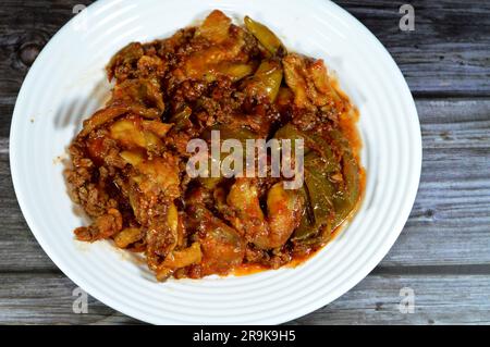 Moussaka, una ricetta a base di melanzane o di patate, peperoni e peperoni che spesso include carne macinata, molto comune nei Balcani e. Foto Stock
