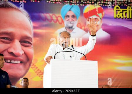 Chittorgarh, Rajasthan, India, 27 giugno 2023: Il primo ministro del Rajasthan Ashok Gehlot affronta la riunione durante una cerimonia di matrimonio di massa per 142 coppie di tutte le religioni a Nimbahera nel distretto di Chittorgarh. Credito: Sumit Saraswat/Alamy Live News Foto Stock