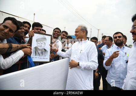 Chittorgarh, Rajasthan, India, 27 giugno 2023: Il primo ministro del Rajasthan Ashok Gehlot interagisce con le persone durante una cerimonia di matrimonio di massa per 142 coppie di tutte le religioni a Nimbahera nel distretto di Chittorgarh. Credito: Sumit Saraswat/Alamy Live News Foto Stock