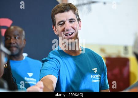 New York, USA. 27 giugno 2023. Il giocatore della NFL Eli Manning partecipa al primo concorso fanatici March Madness fan Gear Giveaway alla Frederick Douglas Academy, New York, New York, 27 giugno 2023. (Foto di Anthony Behar/Sipa USA) credito: SIPA USA/Alamy Live News Foto Stock