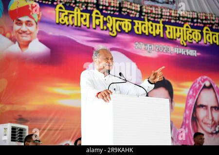 Chittorgarh, Rajasthan, India, 27 giugno 2023: Il primo ministro del Rajasthan Ashok Gehlot affronta la riunione durante una cerimonia di matrimonio di massa per 142 coppie di tutte le religioni a Nimbahera nel distretto di Chittorgarh. Credito: Sumit Saraswat/Alamy Live News Foto Stock