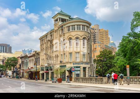 San Antonio, Texas, USA – 8 maggio 2023: Edifici d'epoca e ponte su Commerce Street nel centro di San Antonio, Texas. Foto Stock