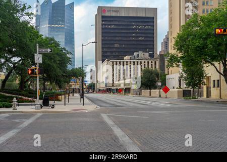 San Antonio, Texas, Stati Uniti d'America – 8 maggio 2023: Vista sulla città da dolorosa Street e Flores Street nel centro di San Antonio, Texas. Foto Stock