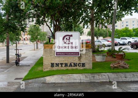 San Antonio, Texas, USA – 9 maggio 2023: Indicazione stradale per l'ingresso del Crockett Hotel a San Antonio, Texas. Foto Stock