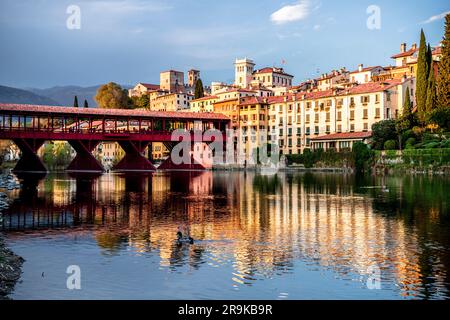 Centro storico e ponte sul fiume Brenta al tramonto, Bassano del Grappa, provincia di Vicenza, Veneto, Italia Foto Stock