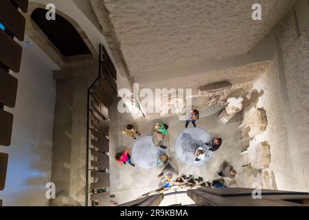 Mostra itinerante di sculture dall'alto, "Muzeumnegyed" (quartiere dei musei) il giorno della notte dei musei, Sopron, Ungheria Foto Stock