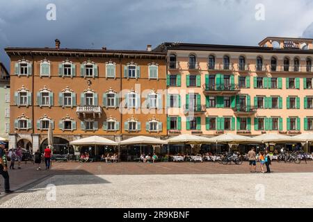 Hotel centrale in Piazza III novembre Riva. Riva settentrionale del Lago di Garda, Riva del Garda, Lago di Garda, Italia, Europa Foto Stock