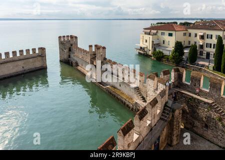 Il Molo di Castello Scaligero di Sirmione, fortezza simbolo di Sirmione, accanto al Grand Hotel Terme, Lago di Garda, Italia, Europa Foto Stock