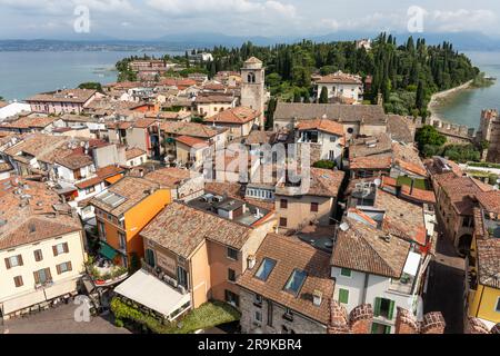 Una vista dal Castello Scaligero di Sirmione, fortezza simbolo di Sirmione, Lago di Garda, Italia, Europa Foto Stock