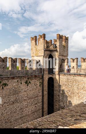 Mura del Castello Scaligero di Sirmione viste dall'interno. Una fortezza di riferimento a Sirmione, Lago di Garda, Italia, Europa Foto Stock