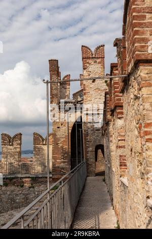 Passerella Castello Scaligero di Sirmione (castello Scaligero) una fortezza simbolo a Sirmione, Lago di Garda, Italia, Europa Foto Stock