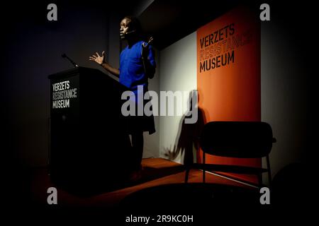 AMSTERDAM -27/06/2023, rapper e scrittore Akwasi durante la conferenza annuale Anton de Kom al Museo della resistenza di Amsterdam. La conferenza richiama l'attenzione sulla lotta contro l'intolleranza e la discriminazione, sulla storia dei gruppi minoritari e sulla loro posizione nei Paesi Bassi. ANP ROBIN VAN LONKHUIJSEN paesi bassi Out - belgio Out Foto Stock