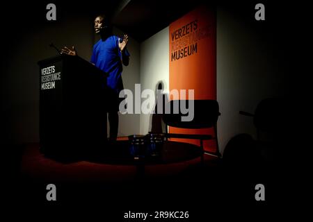 AMSTERDAM -27/06/2023, rapper e scrittore Akwasi durante la conferenza annuale Anton de Kom al Museo della resistenza di Amsterdam. La conferenza richiama l'attenzione sulla lotta contro l'intolleranza e la discriminazione, sulla storia dei gruppi minoritari e sulla loro posizione nei Paesi Bassi. ANP ROBIN VAN LONKHUIJSEN paesi bassi Out - belgio Out Foto Stock