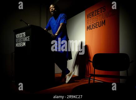 AMSTERDAM -27/06/2023, rapper e scrittore Akwasi durante la conferenza annuale Anton de Kom al Museo della resistenza di Amsterdam. La conferenza richiama l'attenzione sulla lotta contro l'intolleranza e la discriminazione, sulla storia dei gruppi minoritari e sulla loro posizione nei Paesi Bassi. ANP ROBIN VAN LONKHUIJSEN paesi bassi Out - belgio Out Foto Stock