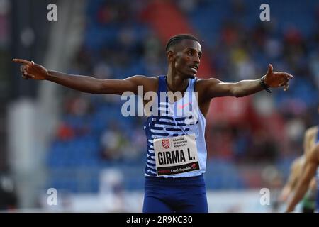 Ostrava, Repubblica Ceca. 27 giugno 2023. L'atleta etiope Lamecha Girma gareggia nella corsa maschile di 1500 metri durante il 63° Golden Spike Ostrava, evento annuale di atletica, parte del IAAF World Challenge Meetings, a Ostrava, Repubblica Ceca, il 27 giugno 2023. Crediti: Jaroslav Ozana/CTK Photo/Alamy Live News Foto Stock