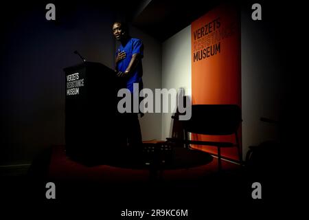 AMSTERDAM -27/06/2023, rapper e scrittore Akwasi durante la conferenza annuale Anton de Kom al Museo della resistenza di Amsterdam. La conferenza richiama l'attenzione sulla lotta contro l'intolleranza e la discriminazione, sulla storia dei gruppi minoritari e sulla loro posizione nei Paesi Bassi. ANP ROBIN VAN LONKHUIJSEN paesi bassi Out - belgio Out Foto Stock