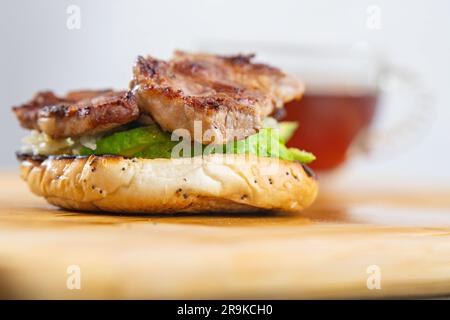 Pasto fatto in casa su un piatto cibo divertente per tutti la carne copia gli sfondi di cibo spaziale Foto Stock