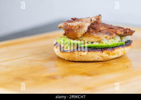 Panino per la colazione, pancetta di maiale, avocado e uova isolate, studio fotocopie, sfondi per la nutrizione della colazione, diete di carboidrati, fast food Foto Stock