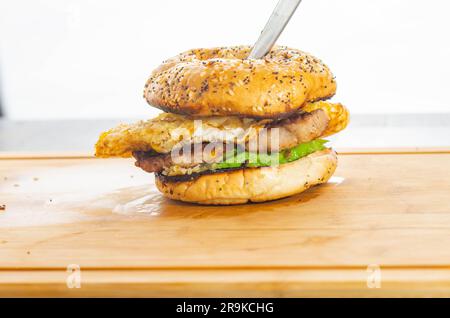 Panino per la colazione, pancetta di maiale, avocado e uova isolate, studio fotocopie, sfondi per la nutrizione della colazione, diete di carboidrati, fast food Foto Stock