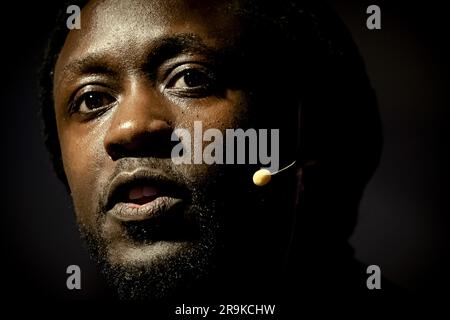 AMSTERDAM -27/06/2023, rapper e scrittore Akwasi durante la conferenza annuale Anton de Kom al Museo della resistenza di Amsterdam. La conferenza richiama l'attenzione sulla lotta contro l'intolleranza e la discriminazione, sulla storia dei gruppi minoritari e sulla loro posizione nei Paesi Bassi. ANP ROBIN VAN LONKHUIJSEN paesi bassi Out - belgio Out Foto Stock