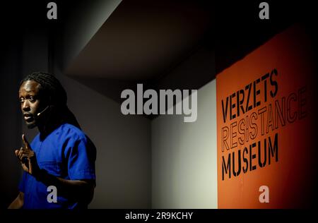 AMSTERDAM -27/06/2023, rapper e scrittore Akwasi durante la conferenza annuale Anton de Kom al Museo della resistenza di Amsterdam. La conferenza richiama l'attenzione sulla lotta contro l'intolleranza e la discriminazione, sulla storia dei gruppi minoritari e sulla loro posizione nei Paesi Bassi. ANP ROBIN VAN LONKHUIJSEN paesi bassi Out - belgio Out Foto Stock