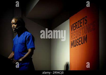 AMSTERDAM -27/06/2023, rapper e scrittore Akwasi durante la conferenza annuale Anton de Kom al Museo della resistenza di Amsterdam. La conferenza richiama l'attenzione sulla lotta contro l'intolleranza e la discriminazione, sulla storia dei gruppi minoritari e sulla loro posizione nei Paesi Bassi. ANP ROBIN VAN LONKHUIJSEN paesi bassi Out - belgio Out Foto Stock