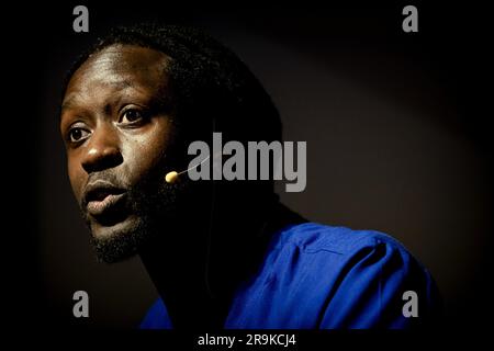 AMSTERDAM -27/06/2023, rapper e scrittore Akwasi durante la conferenza annuale Anton de Kom al Museo della resistenza di Amsterdam. La conferenza richiama l'attenzione sulla lotta contro l'intolleranza e la discriminazione, sulla storia dei gruppi minoritari e sulla loro posizione nei Paesi Bassi. ANP ROBIN VAN LONKHUIJSEN paesi bassi Out - belgio Out Foto Stock