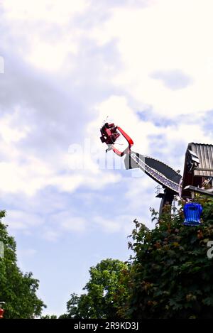 Giro d'azione sul Prater che oscilla nel cielo Foto Stock