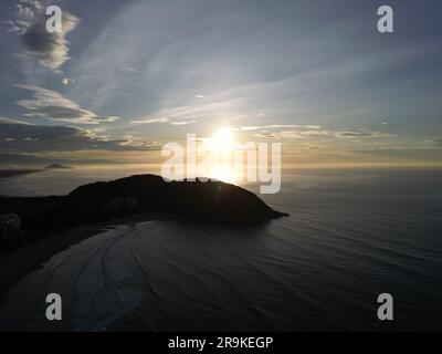Una foto aerea di una splendida alba sulla Riviera di Sao Lourenco Foto Stock