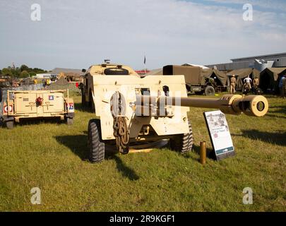 Ordnance QF 25 libbre cannone da campo britannico e obice usato durante la seconda guerra mondiale. Tankfest 23, Bovington, Regno Unito Foto Stock