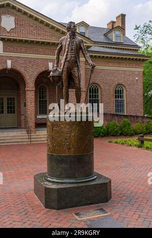 Statua di James Monroe di fronte a Tucker Hall al William and Mary College di Williamsburg, Virginia Foto Stock