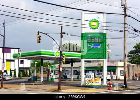 Pittsburgh, PA, USA - 20 maggio 2023: Stazione di servizio BP a Pittsburgh. La British Petroleum Company è un'importante compagnia petrolifera e del gas che opera nel settore dei sever Foto Stock