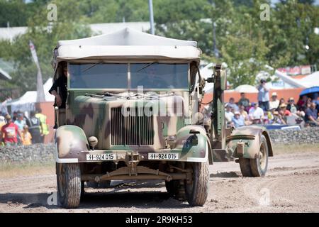 Esercito tedesco SD.Kfz. 7 8 tonnellate prime Mover mezzo cingolato trattore da traino e cannone Flak da 8,8 cm, Tankfest 23, Bovington, Regno Unito Foto Stock