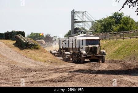 Esercito tedesco SD.Kfz. 7 8 tonnellate prime Mover mezzo cingolato trattore da traino e cannone Flak da 8,8 cm, Tankfest 23, Bovington, Regno Unito Foto Stock