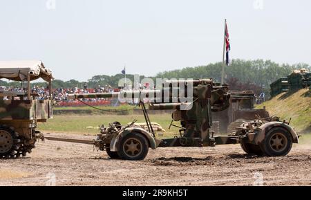 Esercito tedesco SD.Kfz. 7 8 tonnellate prime Mover mezzo cingolato trattore da traino e cannone Flak da 8,8 cm, Tankfest 23, Bovington, Regno Unito Foto Stock