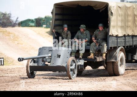 Pak 38 cannone anticarro tedesco trainato da un Citroen T45 Heavy Truck, German Army 1942, Tankfest 23, Bovington, Regno Unito. Foto Stock