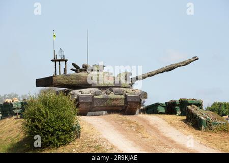 Challenger 2 TES "Megatron", il veicolo di riferimento standard di ingresso al British Theatre, dotato di un Mobile Camouflage System (MCS) nel 2023. Bovington UK. Foto Stock