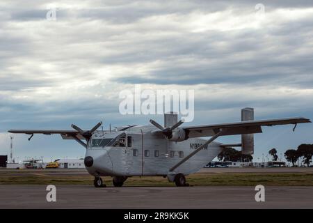 Lo Skyvan corto, che era il PA-51 della Prefettura Navale Argentina (PNA), Sbarcati questo sabato all'Aeroparque Jorge Newbery dopo quasi 30 anni fuori dal paese. È stato l'ultimo luogo in cui i dodici rapiti dalla Chiesa di Santa Croce erano vivi prima che i repressori li gettassero nelle fredde acque del Mar Argentino durante la dittatura civile militare argentina. Il sistema giudiziario argentino ha confermato che è l'aereo utilizzato dalla Marina per gettare in mare tre madri di Plaza de Mayo e le suore francesi nel dicembre 1977. Lo Skyvan sarà trasferito a. Foto Stock